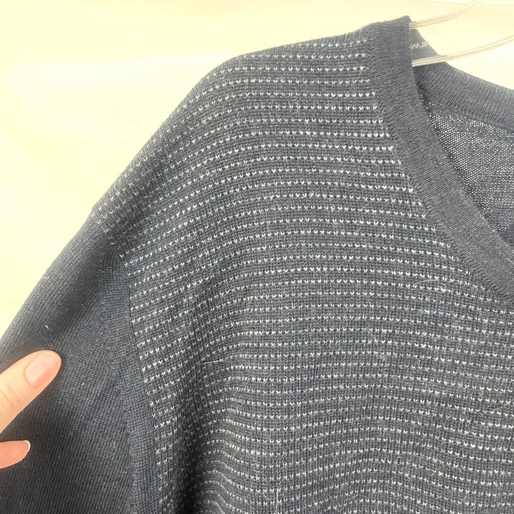 Banana Republic Men's 100% Merino Wool Navy Knot Pattern V-Neck Sweater- Size M